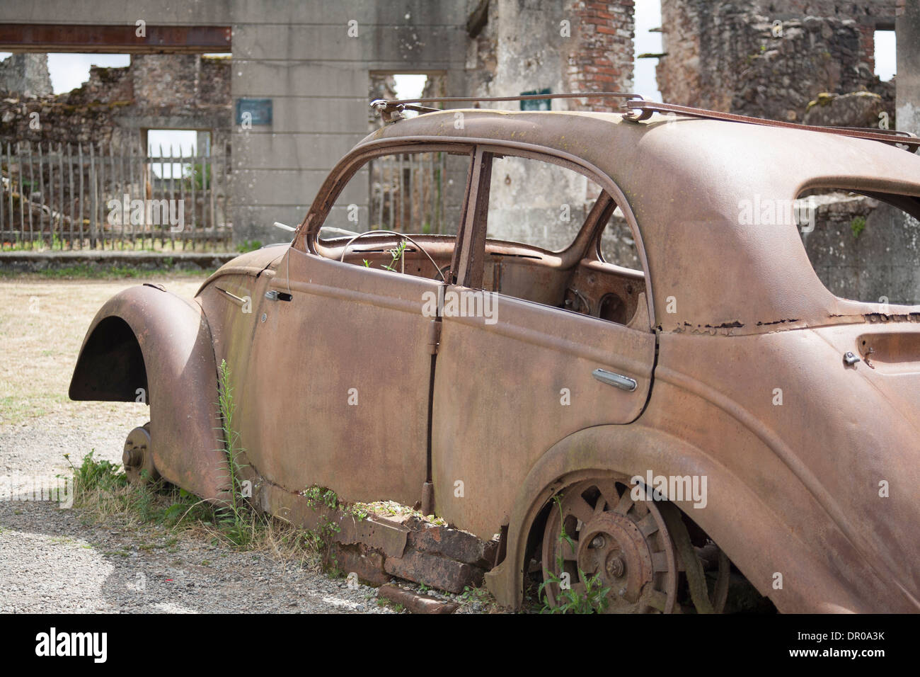 Verrostete Autos vor Ruinen in Oradure-Sur-Glane Frankreich Website von WWII Massaker an den Einwohnern der Stadt durch deutsche SS-Soldaten Stockfoto