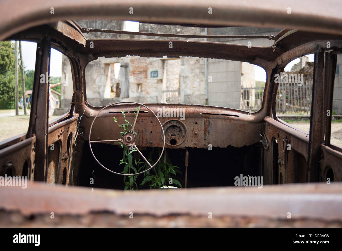 Innenansicht des verrosteten Auto Oradure-Sur-Glane Frankreich-Website von WWII Massaker an den Einwohnern der Stadt durch deutsche SS-Soldaten Stockfoto