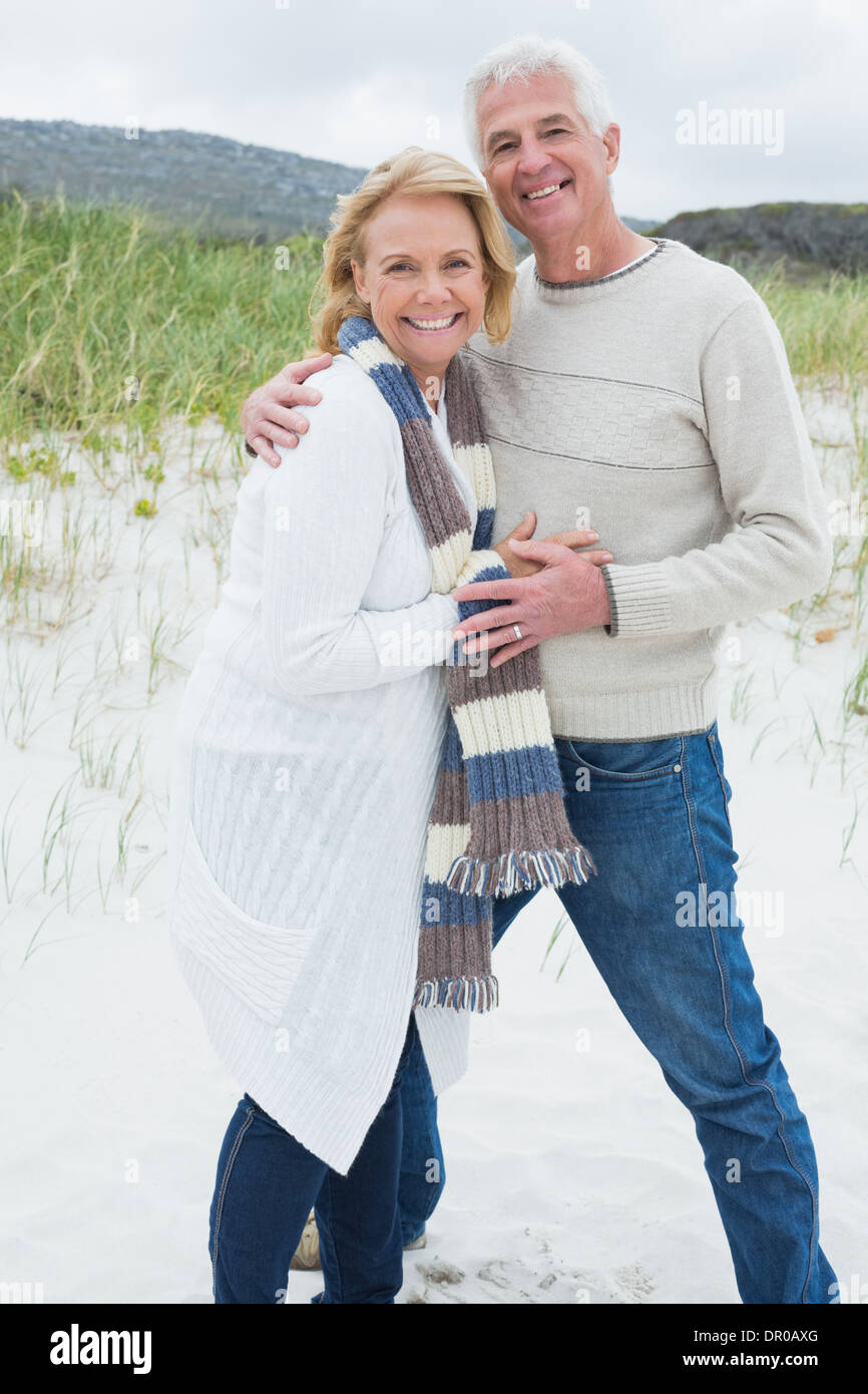 Porträt von einem glücklichen senior paar am Strand Stockfoto