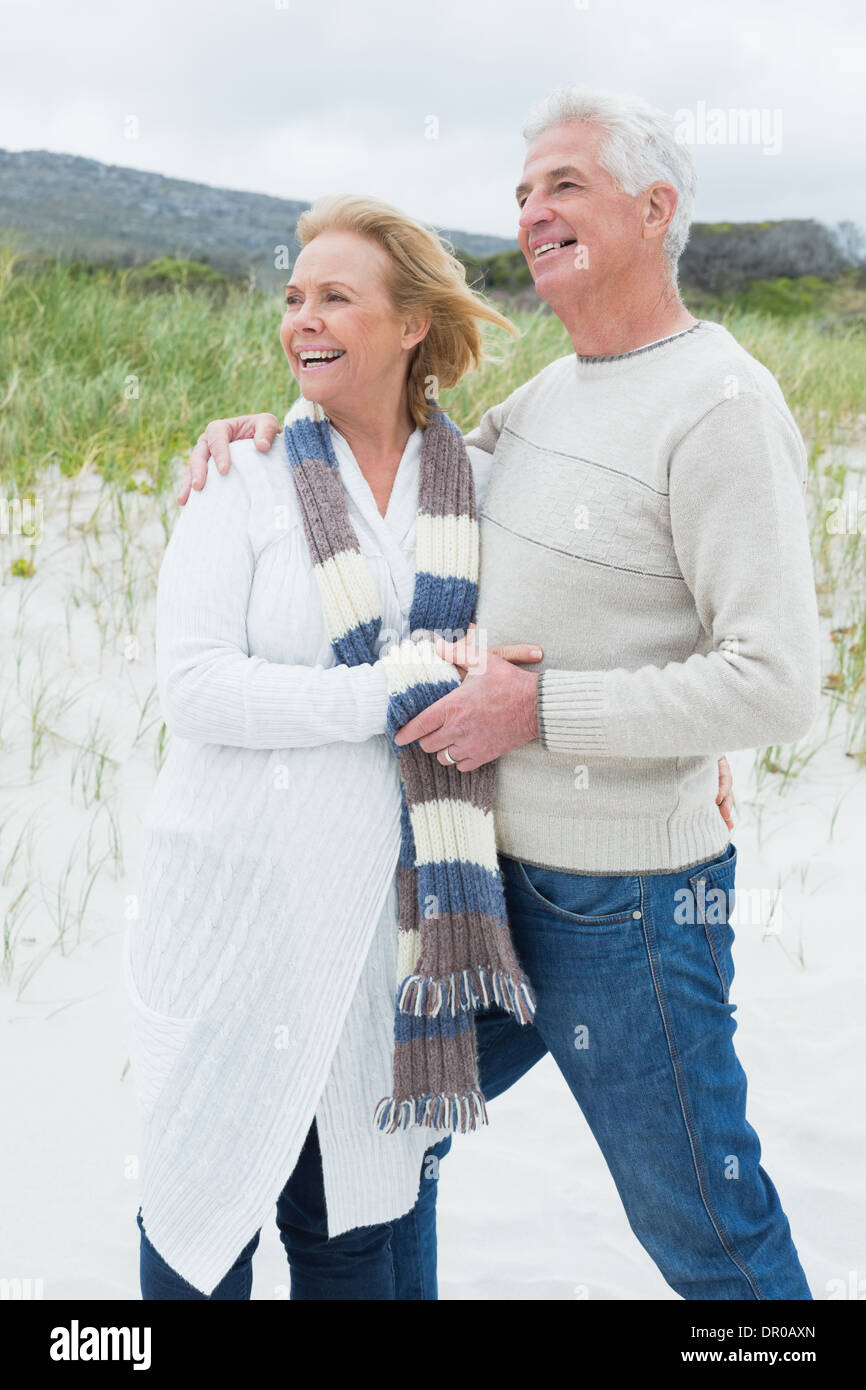 Fröhlich romantische älteres Paar am Strand Stockfoto