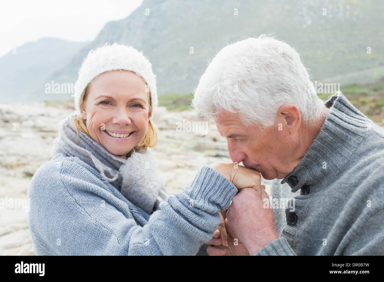 Ältere Mann küssen glücklich Frauenhand Stockfoto