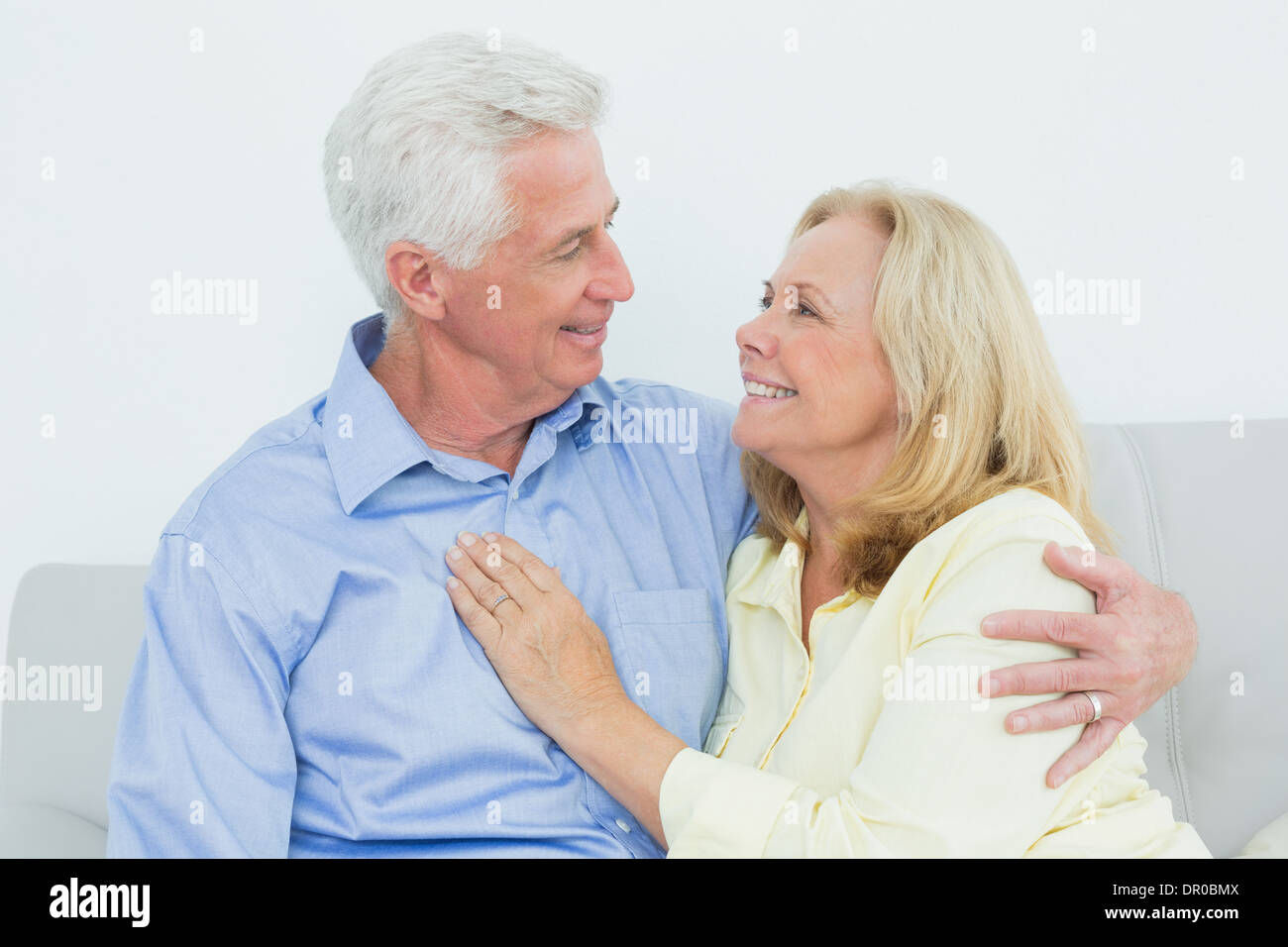 Romantische senior Brautpaar auf sofa Stockfoto
