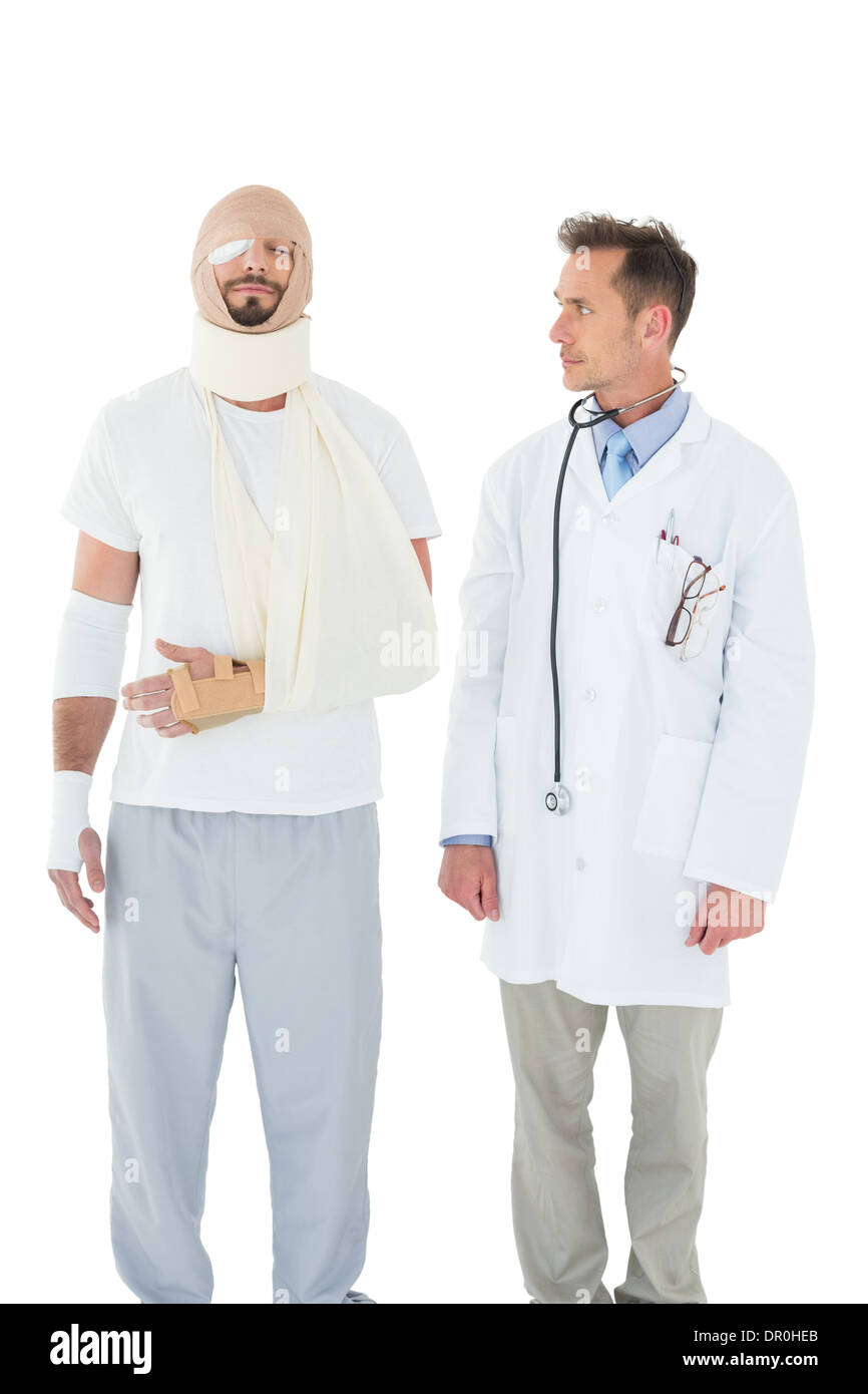 Arzt bei einem Patienten gefesselt im Verband Stockfoto