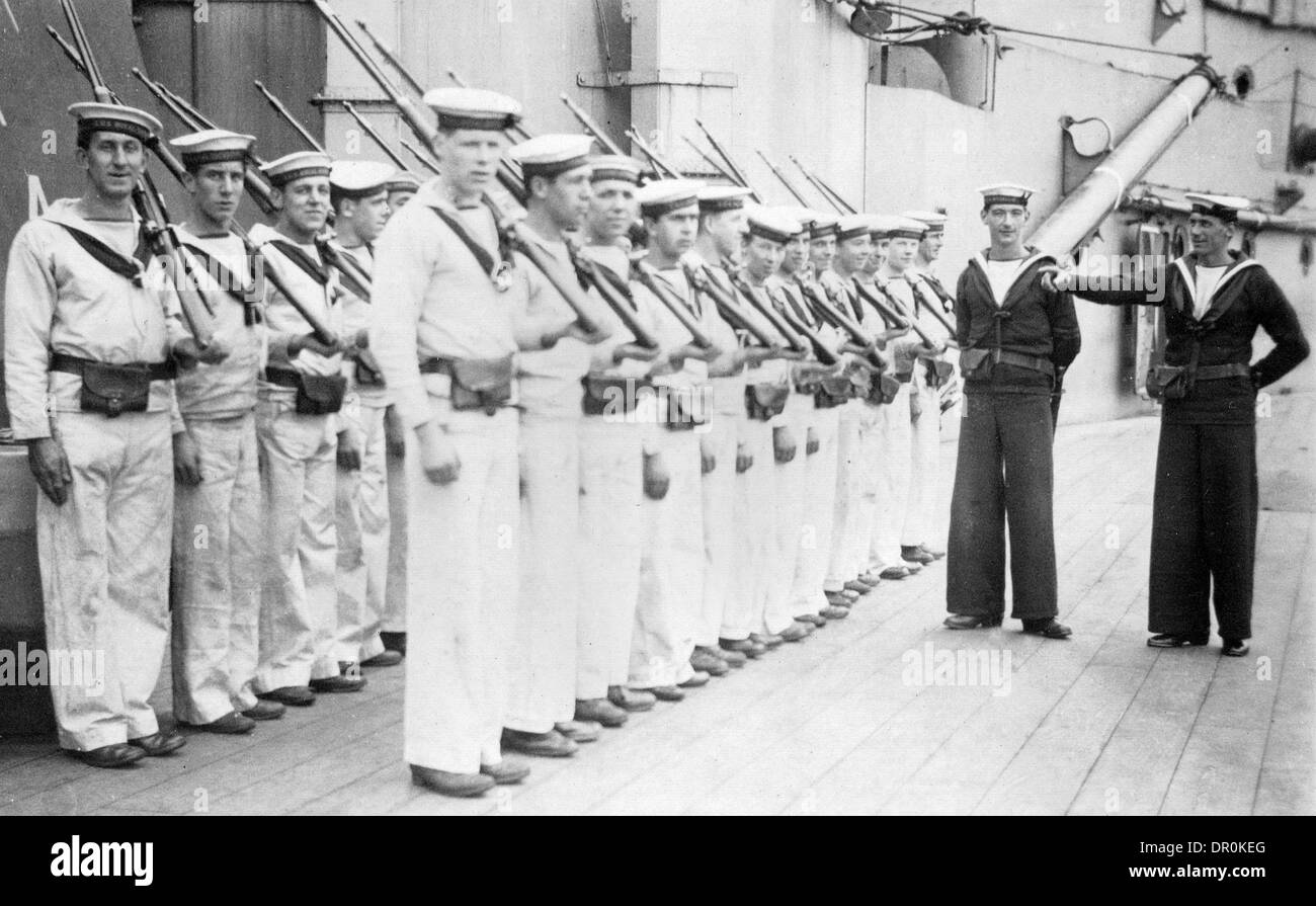 EINE GRUPPE VON SEELEUTEN AN BORD DIE WELTKRIEG EIN SCHLACHTSCHIFF HMS ROYAL SOVEREIGN Stockfoto