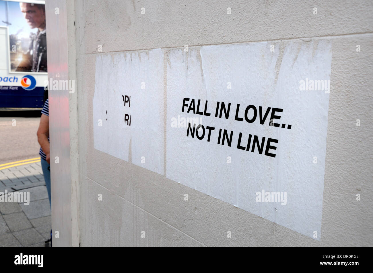 Whitstable, Kent, England, UK. Plakat auf Wand - "Verlieben sich ineinander, nicht in der Zeile" stecken Stockfoto