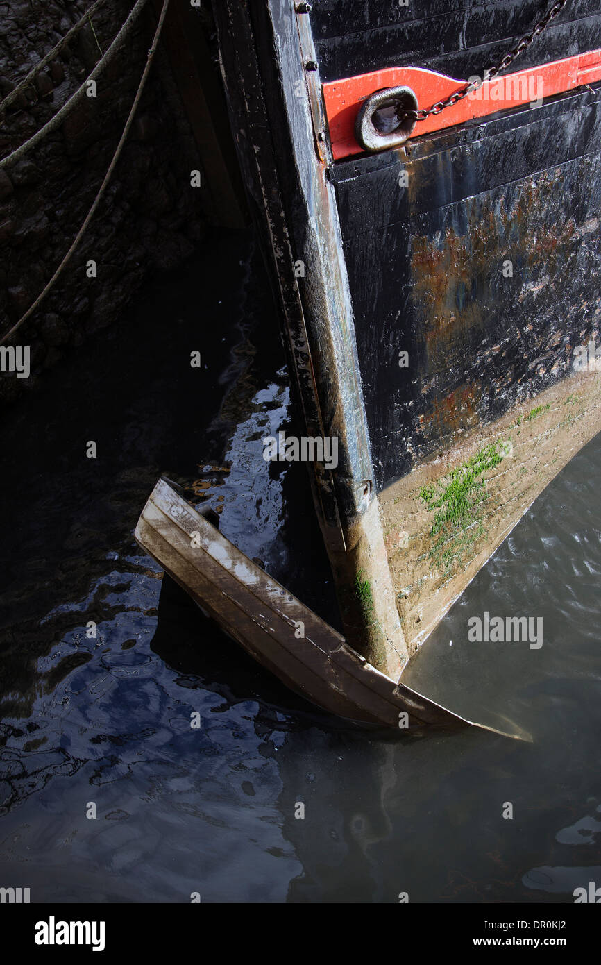 Altes Schiff auf Grund auf neuere Boot, Brixham, Torbay, alte, deck, Bogen, Kreuzfahrt, rau, niemand, Nautik, tropisch, weiß, Verfolgung, Reisen Stockfoto