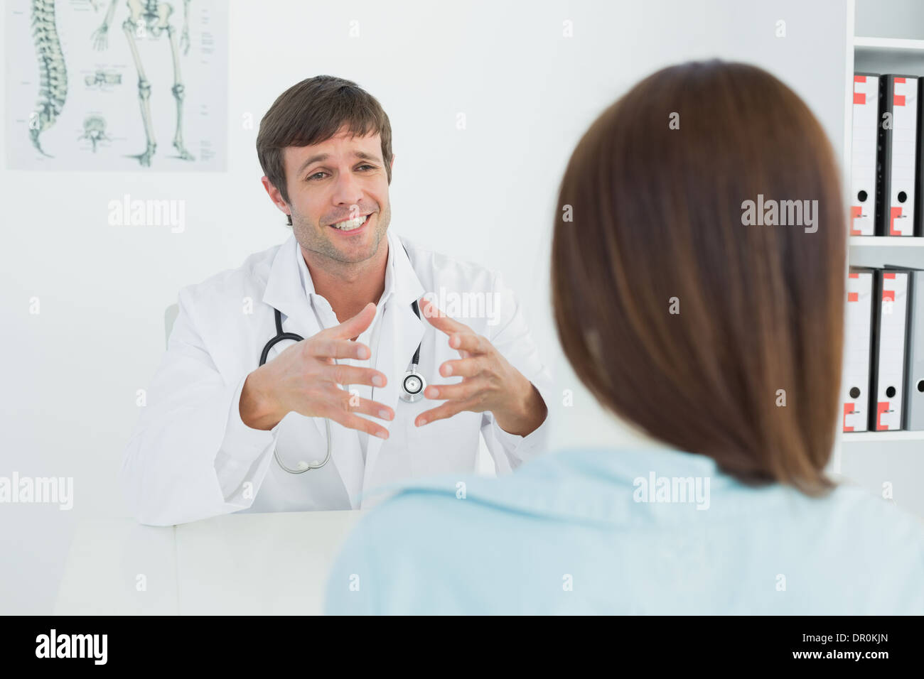 Arzt Patient mit Konzentration in Arztpraxis anhören Stockfoto