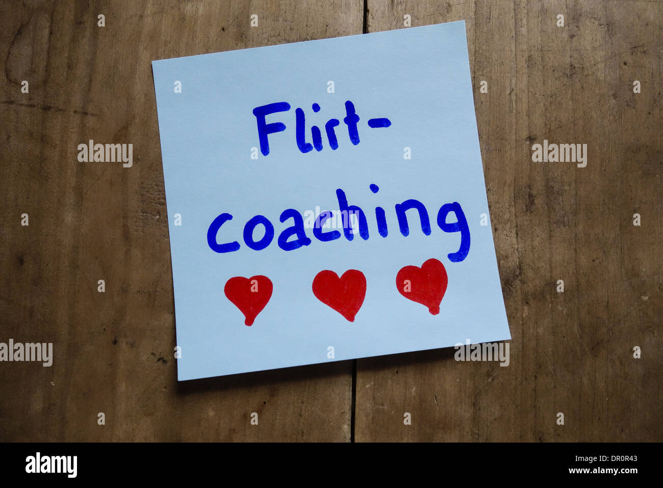 Post-it Memo auf Holztisch, Flirt Coaching Stockfoto
