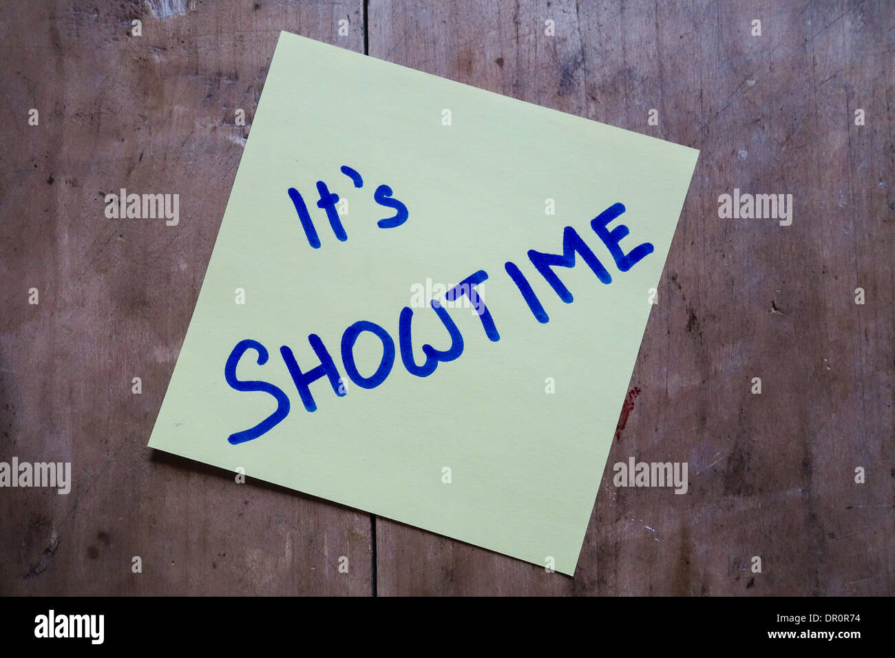 Post-it Memo auf Holztisch, es ist Showtime Stockfoto