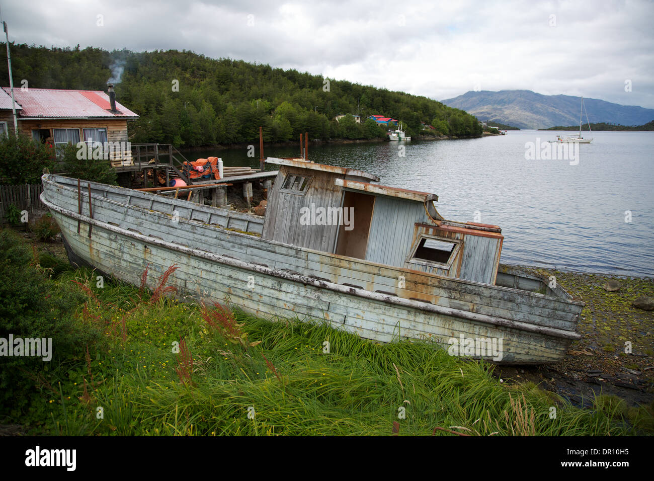 Gestrandeten Boot gefesselt und nicht mehr am Strand in Puerto Eden Punta Arenas Patagonien Chile Südamerika verwendet. Stockfoto