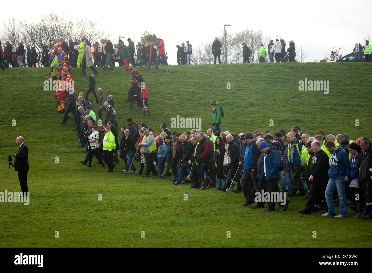 Nord-Edinburgh, Schottland. 17. Januar 2014. Mitglieder der Feuerwehr beitreten Polizei Schottland und Hunderte von Mitgliedern der Öffentlichkeit, um das Gebiet West Shore Road Mikaeel Kular die fehlenden drei Jahre alten zu suchen. Stockfoto