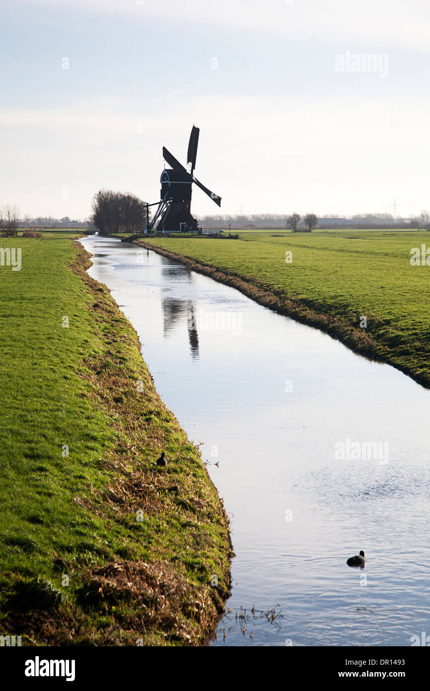 Graben Sie mit am Ende Silhouette der Windmühle, Streefkerk, Südholland, Niederlande Stockfoto