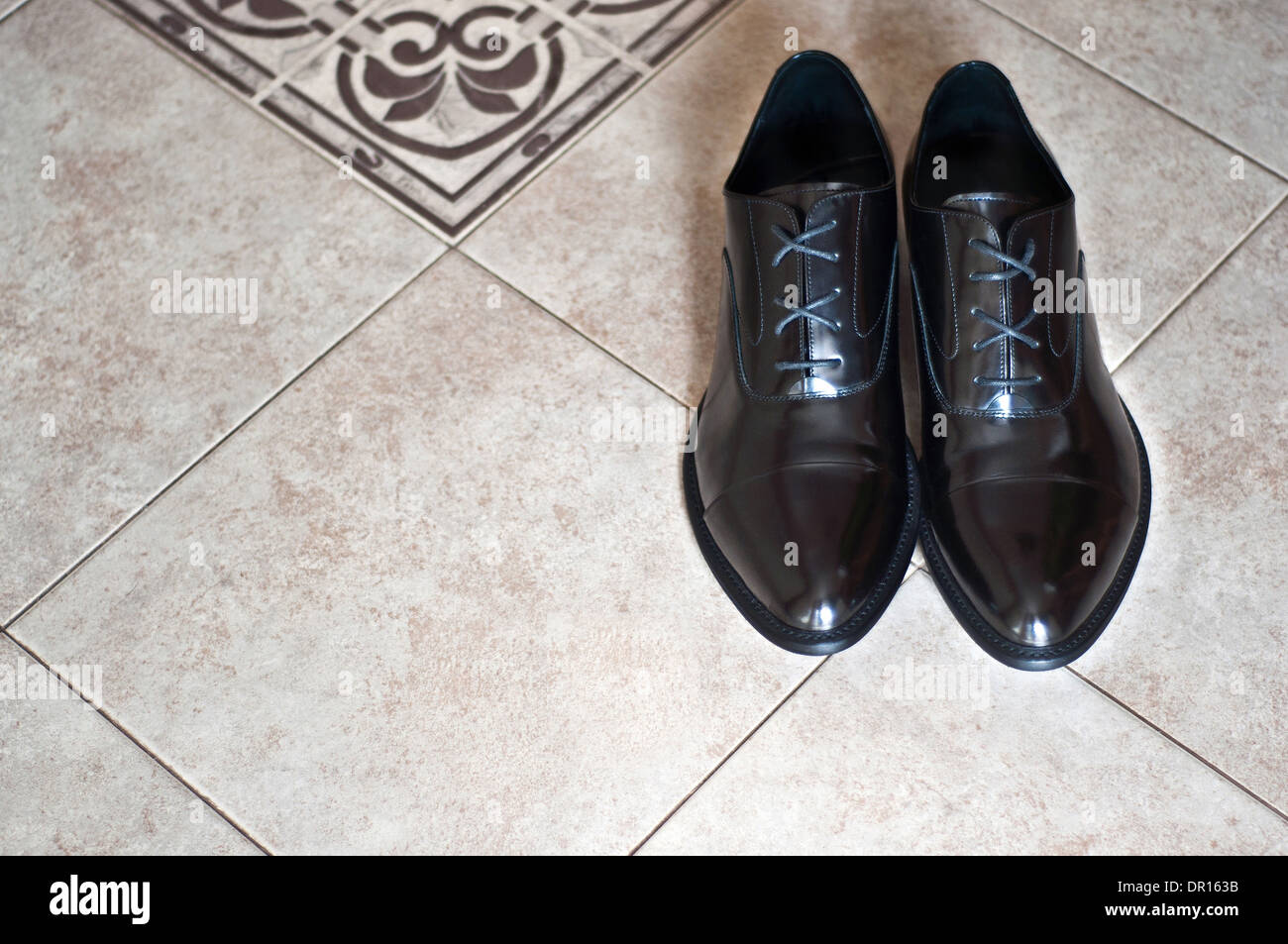 schwarze Schuhe des Bräutigams stehen auf einer Etage Stockfoto