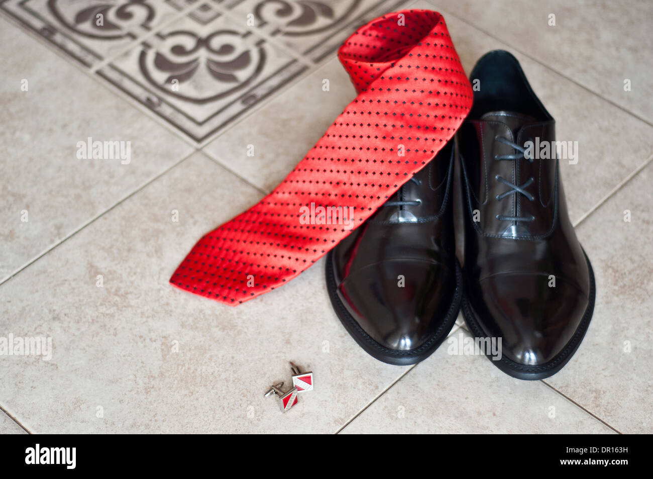 schwarze Schuhe Bräutigam, rote Krawatte und Manschettenknöpfe auf einer Etage Stockfoto