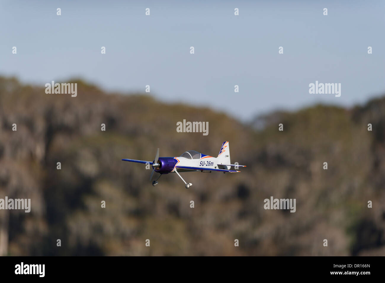Fernbedienung gesteuert Spielflugzeug während des Fluges. Stockfoto