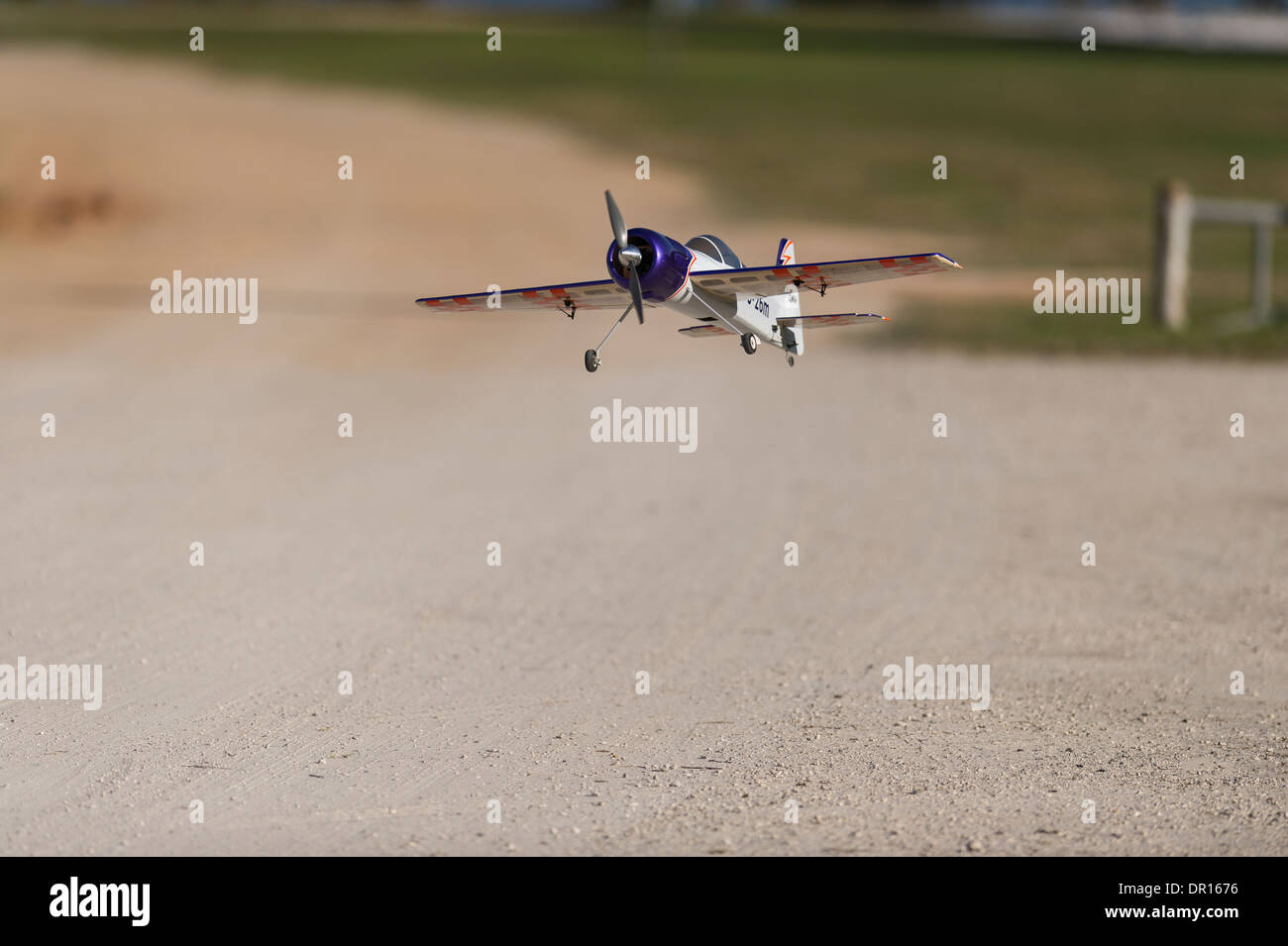 Fernbedienung gesteuert Spielflugzeug während des Fluges. Stockfoto