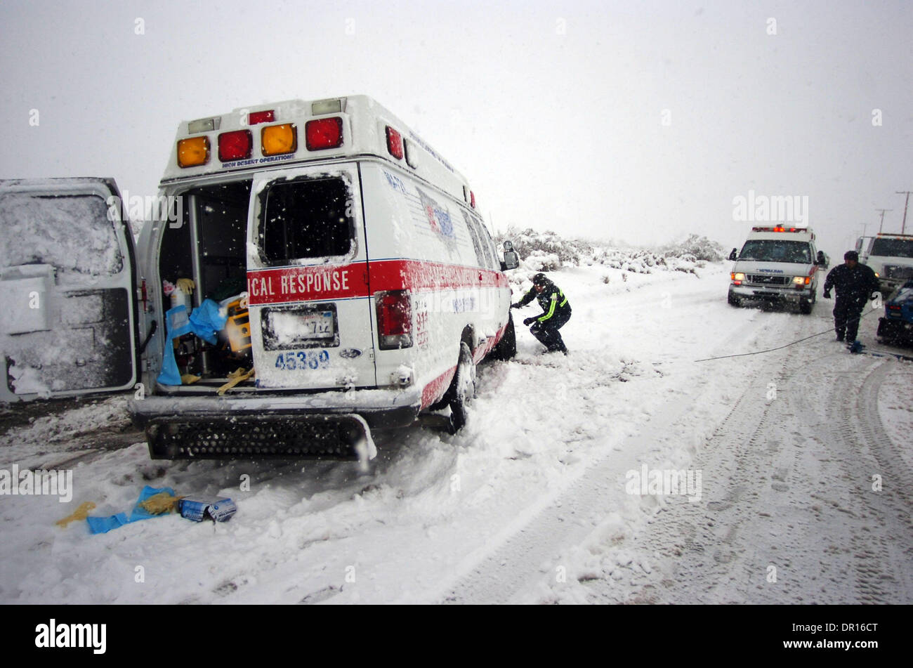 17. Dezember 2008 - Adelanto, Kalifornien, USA - ein AMR Supervisor nimmt Bilder als Fahrer eines Abschleppwagens arbeitet auf einen Krankenwagen, die im Schnee unterwegs El Mirage in der Nähe von Sheep Creek in El Mirage, Kalifornien rollte, wurde niemand verletzt, wie die High Desert täglich schweren Schnee auf Mittwoch, 17. Dezember 2008 erlebt. (Kredit-Bild: © Eric Reed/ZUMA Press) Stockfoto