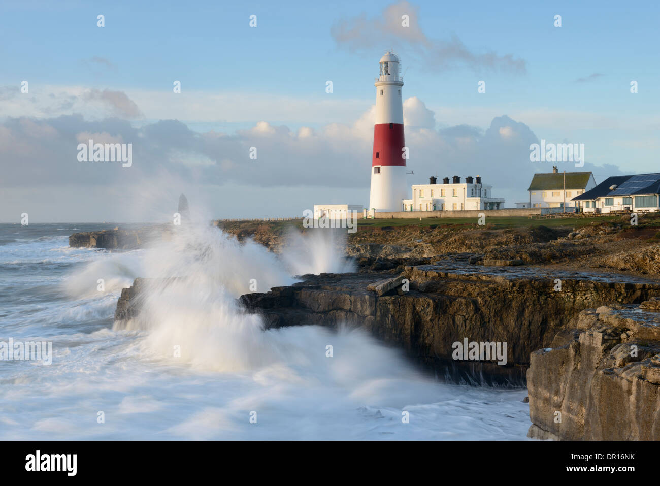 Riesige Wellen verursacht durch Springfluten und starke Winde Absturz in der Nähe von Portland Bill Lighthouse, Dorset Stockfoto