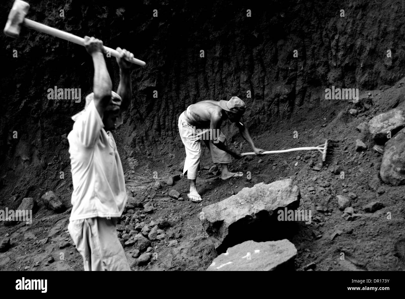 17. Februar 2009 - Yogyakarta, Indonesien - Sand Bergleute am Fuße des Mount Merapi, einer aktiven vulkanischen Berg in Yogyakarta, Indonesien. Zuletzt im Jahr 2006 ausbrach, produziert Merapi riesige Menge von Lava, die später abgekühlt und schwarzen Sand, der die Einheimischen ernten, um werden zu verkaufen im Baugeschäft wurde. Weniger als 4 Dollar pro Tag verdienen, stellen diese Bergleute ständigen Gefahr von avalanc Stockfoto