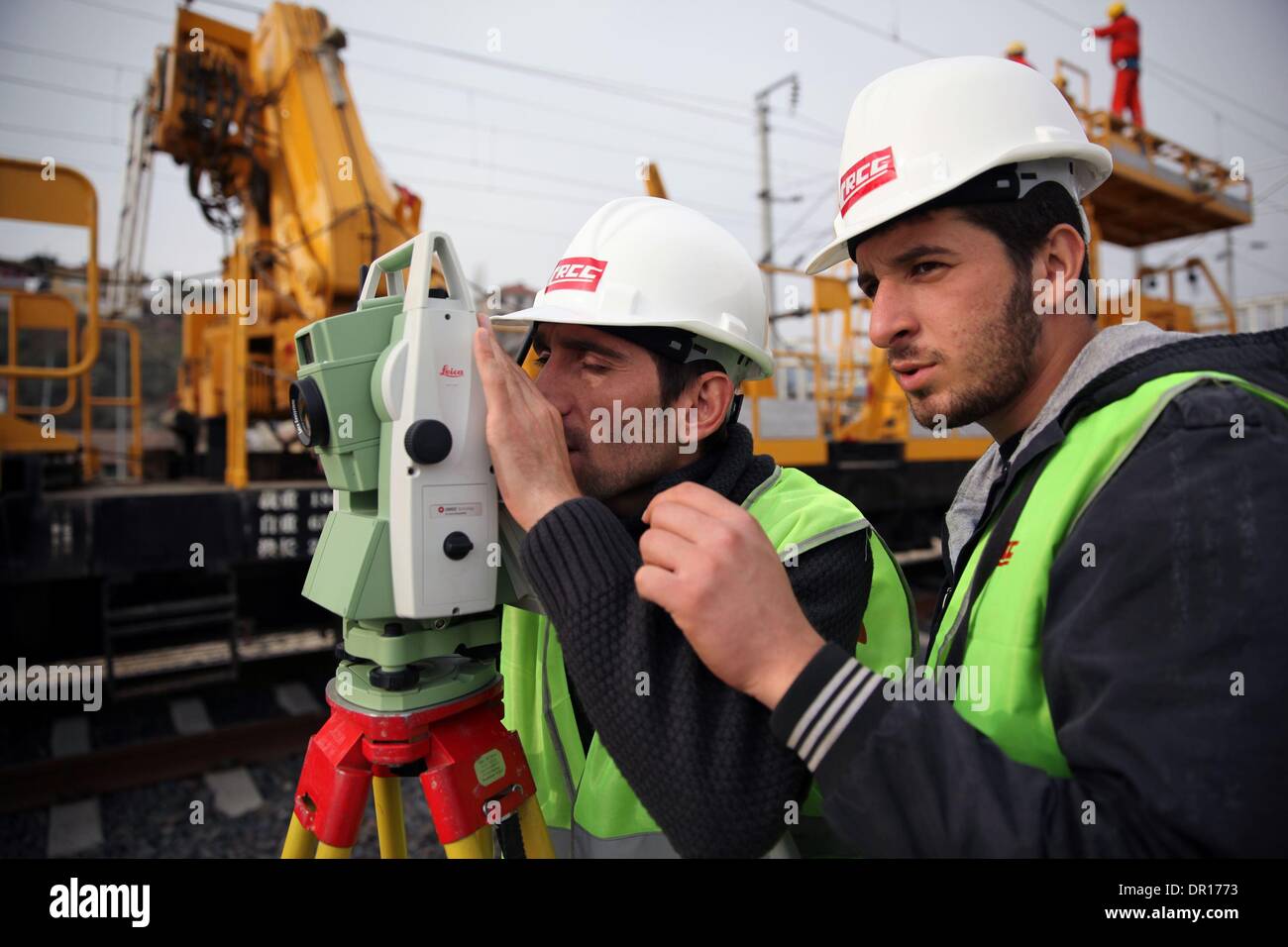 Turkei. 4. Januar 2014. Foto aufgenommen am 6. Januar 2014 zeigt Techniker an der Ankara-Istanbul-Schnellfahrstrecke errichtet durch China Railway Construction Corporation begrenzt (CRCC) in der Türkei zu arbeiten. Chinesische Eisenbahn-Abteilung Funktionäre sagte am 4. Januar, dass zweite Satz das wichtigste Projekt der Hochgeschwindigkeitsstrecke Ankara-Istanbul abgeschlossen wurde, markieren die erste ihrer Art in Übersee-Markt wird sich kurzfristig für den Verkehr geöffnet. © Gao Bin/Xinhua/Alamy Live-Nachrichten Stockfoto