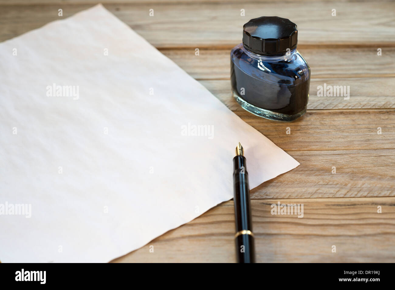 Füllfederhalter, Tinte und Papier auf einem Holztisch Stockfoto