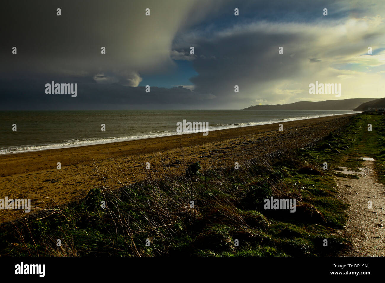 Strand-Pfad nach dem Regen Beesands Devon Meer Küste Stockfoto