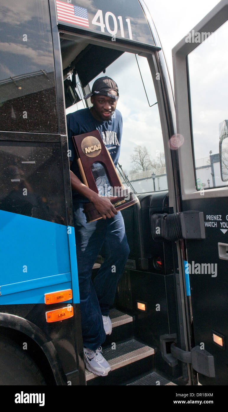 29. März 2009 debarks - Philadelphia, Pennsylvania, USA - ein Mitglied der Villanova-Basketball-Team von Team-Bus mit dem Elite acht regionale Meisterschaft Pokal nach über Duke des Teams NCAA Basketball Elite Eight gewinnen. (Kredit-Bild: © Ricky Fitchett/ZUMA Press) Stockfoto
