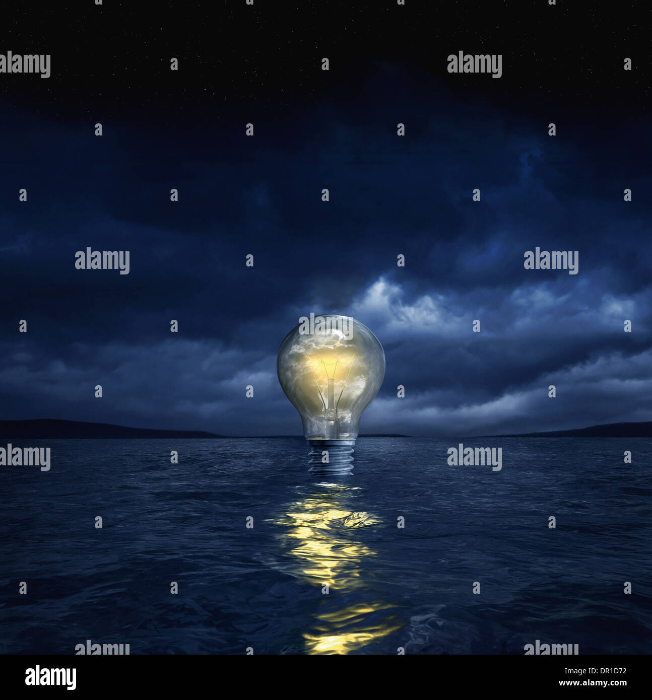 Leuchtende Glühbirne schwimmend im Meer Stockfoto