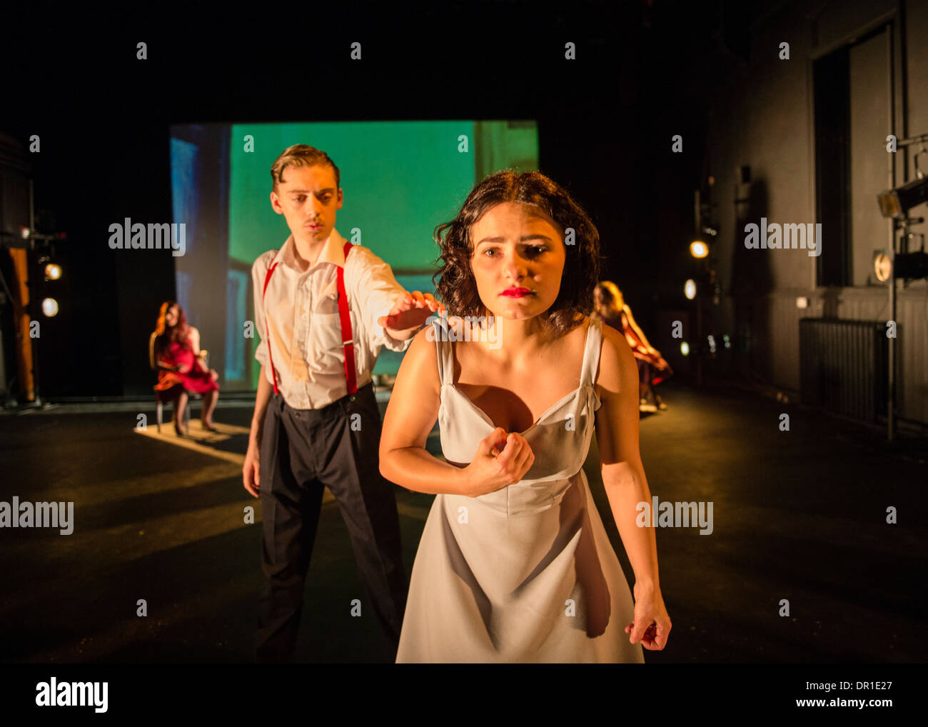 Aberystwyth Universität Schauspielstudierenden Ausführung in einem physischen Theater-Produktion basierend auf den Werken von Edward Hopper, UK Stockfoto