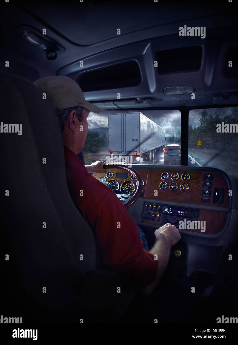 Trucker auf Autobahn Stockfoto