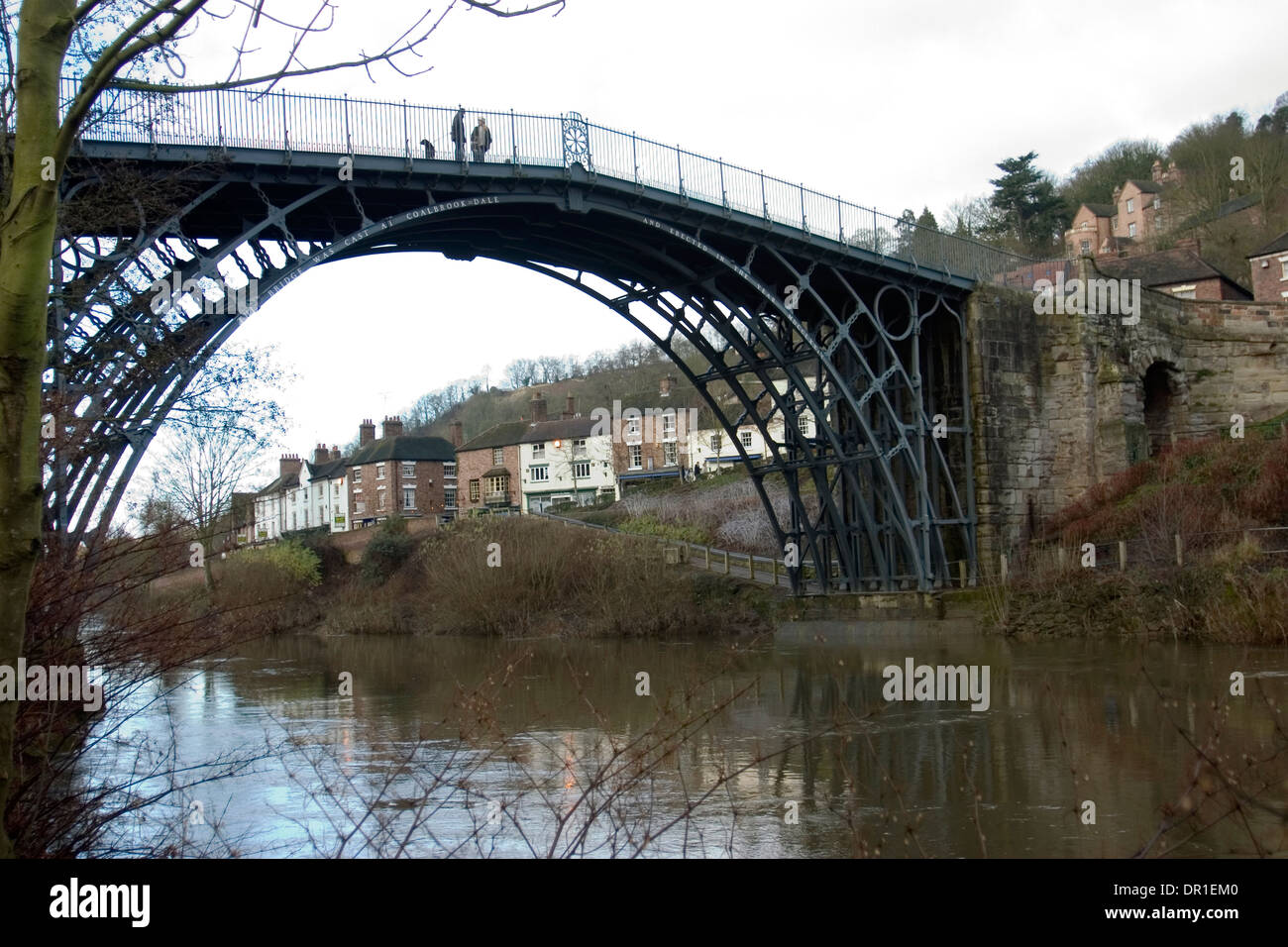 Die Eisen-Brücke über den Fluss Severn bei Ironbridge, Shropshire war das weltweit erste gusseiserne Brücke und stammt aus dem Jahr 1779. Stockfoto