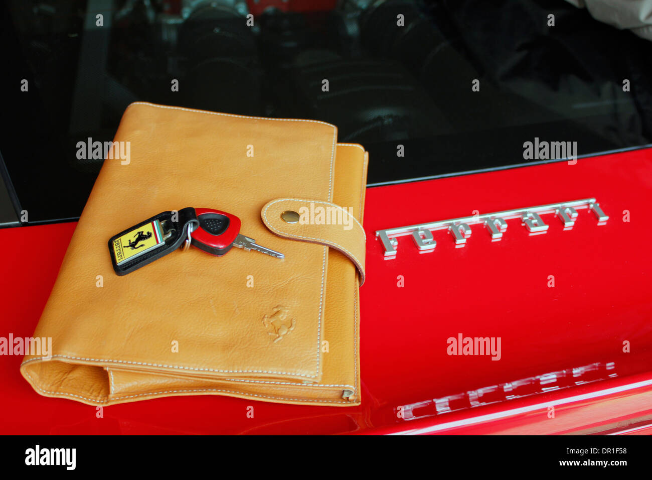 Ferrari handgemachte Leder Dokumentenmappe und Autoschlüssel Stockfoto