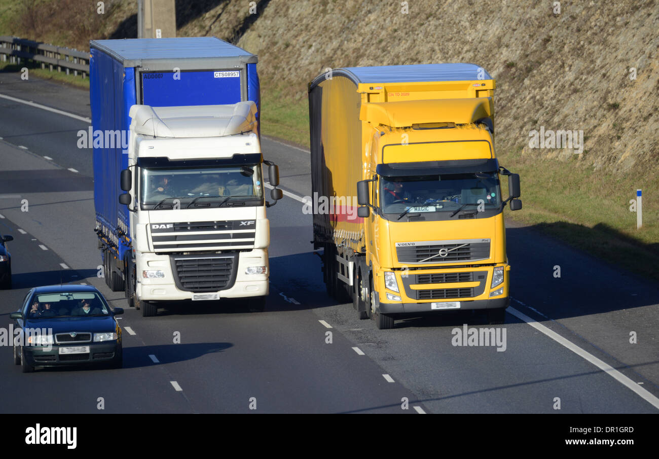 LKW-Fahrer überholen andere LKW auf der Autobahn A1/M1 in der Nähe von Leeds Yorkshire Vereinigtes Königreich Stockfoto
