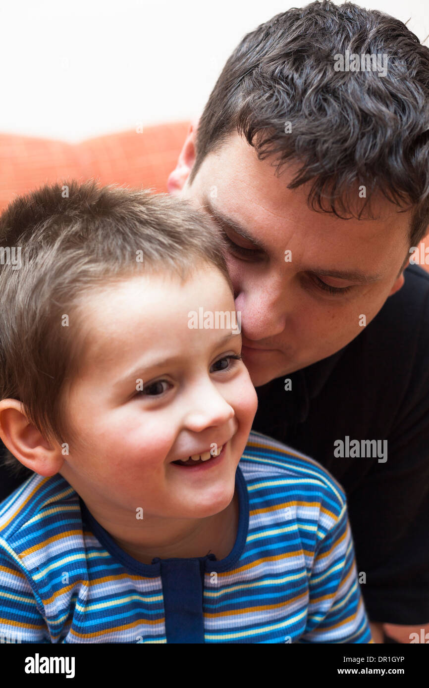 Porträt von glückliches Kind Junge mit seinem Vater Stockfoto