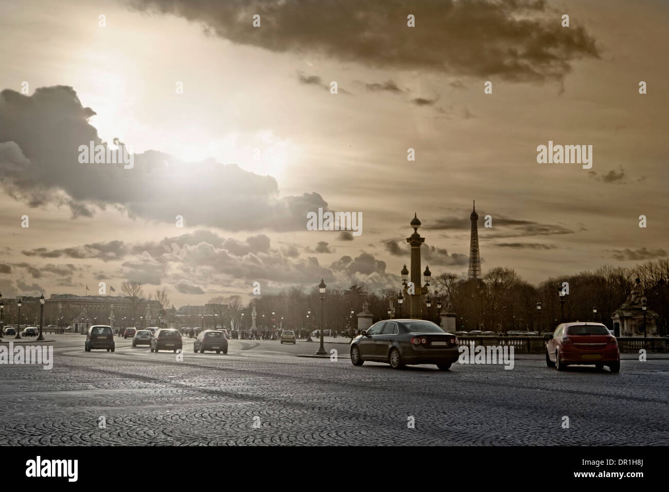 Autos fahren auf der Stadtstraße, Paris, Frankreich Stockfoto