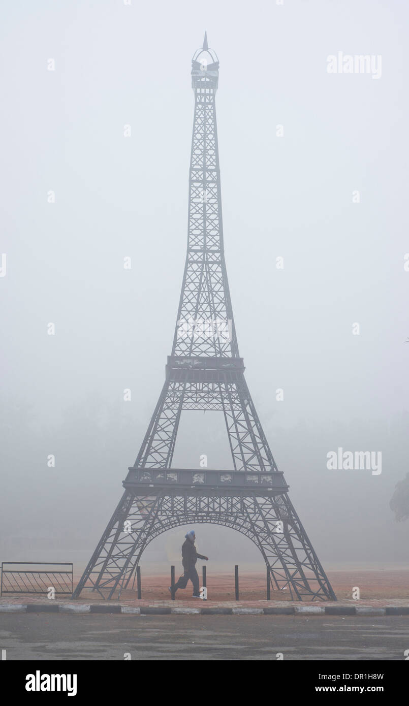 Unter dem Eiffelturm Stockfoto