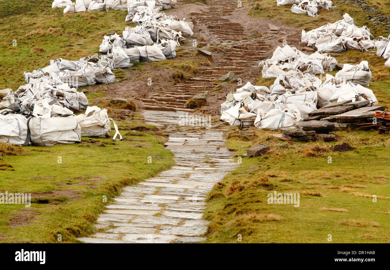 Reparatur von erodierten Stein Wanderweg in Fortschritte bei Mam Tor, einem beliebten Wanderweg in der Nähe von Castleton, Peak District, Derbyshire, Großbritannien Stockfoto