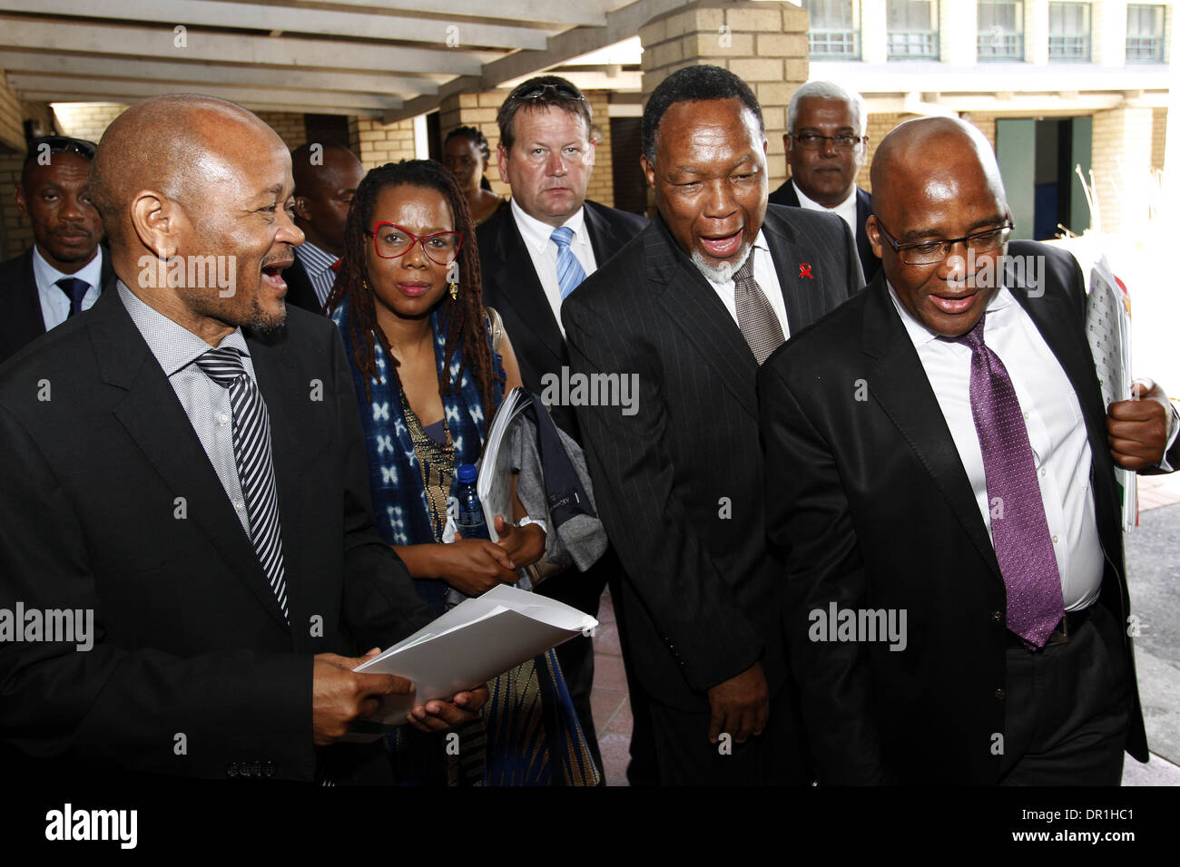 Durban, Südafrika. 17. Januar 2014. KwaZulu-Natal Premier Senzo Mchunu (links), der stellvertretende Vorsitzende der Civil Society Forum Prudence Mabele zeigt südafrikanische Vizepräsident Kgalema Motlanthe und des Landes nationalen Gesundheitsminister Aaron Motsoaledi im KwaMashu Indoor Stadium für die Veröffentlichung eines Berichts durch das gemeinsame Programm der Vereinten Nationen für HIV/AIDS (UNAIDS) ankommen, dass die Rate der HIV-Infektion sowie Todesfälle aufgrund von der gefürchteten Krankheit in Südafrika gefallen sind. Bildnachweis: Giordano Stolley/Alamy Live-Nachrichten Stockfoto