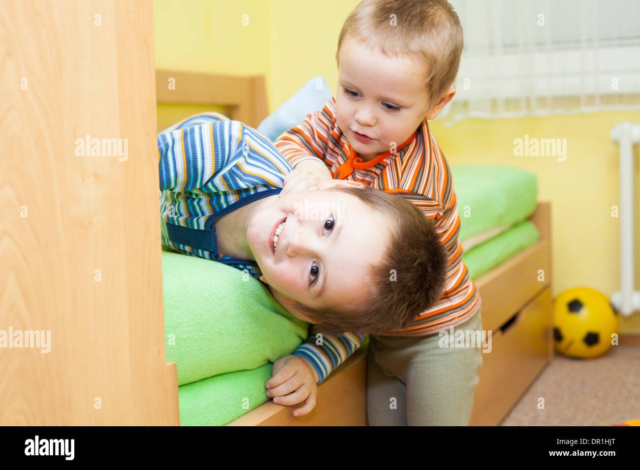 Zwei Kinder zusammen spielen und Spaß zu Hause Stockfoto