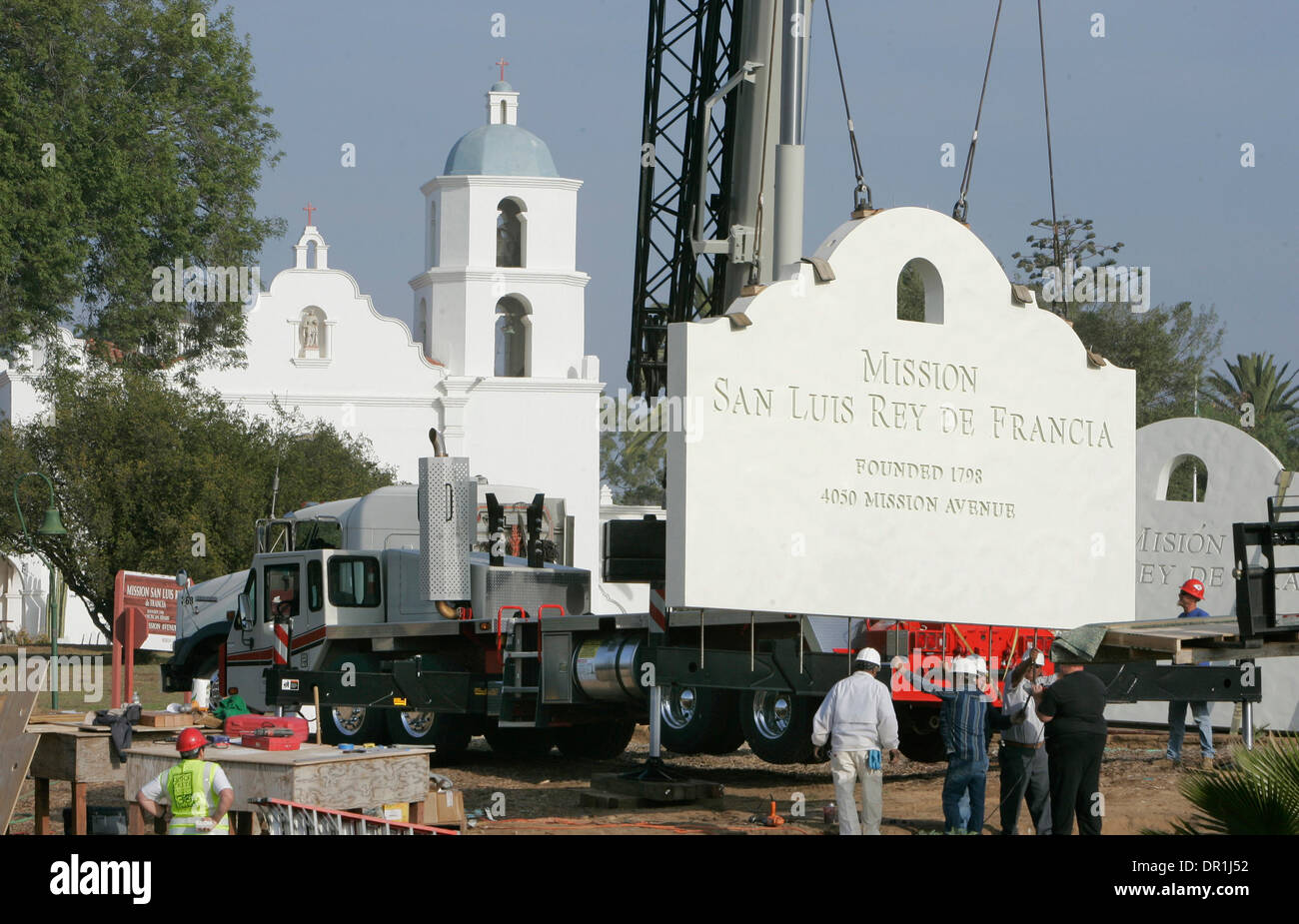 4. Dezember 2008, sinkt der Oceanside, Kalifornien, USA A Teil der Mission San Luis Rey neue 12 Fuß hohen konkreten Zeichen auf seiner Basis in dieser Ansicht, die die Mission im Hintergrund zeigt. Ein weiteres Panel der gleichen Form, aber mit dem schreiben, mit Blick auf die entgegengesetzte Richtung, wird eingeklemmt werden '' mit dem Panel, mit Säulen auf jedem Ende und einen platziert o '' Zierkappe '''' Stockfoto