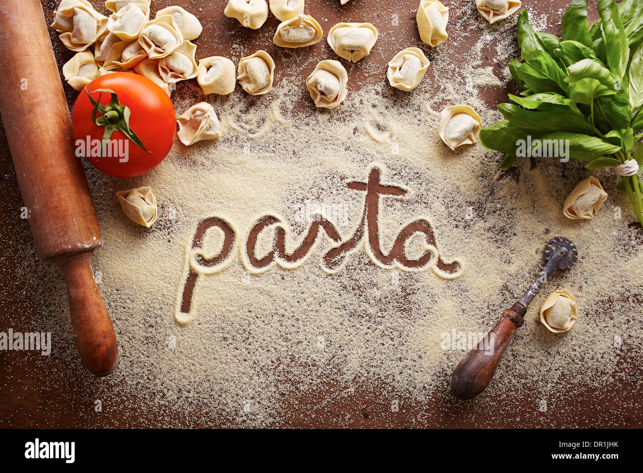 Pasta-Wort geschrieben am Tisch Zusammensetzung mit Zutaten Stockfoto