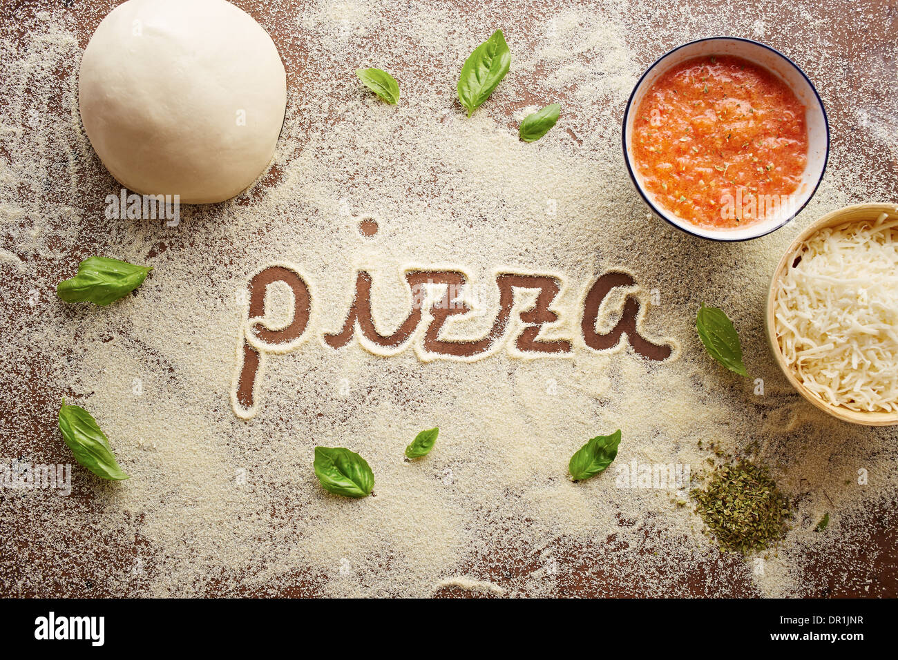 Pizza-Wort geschrieben am Tisch Zusammensetzung mit Zutaten Stockfoto