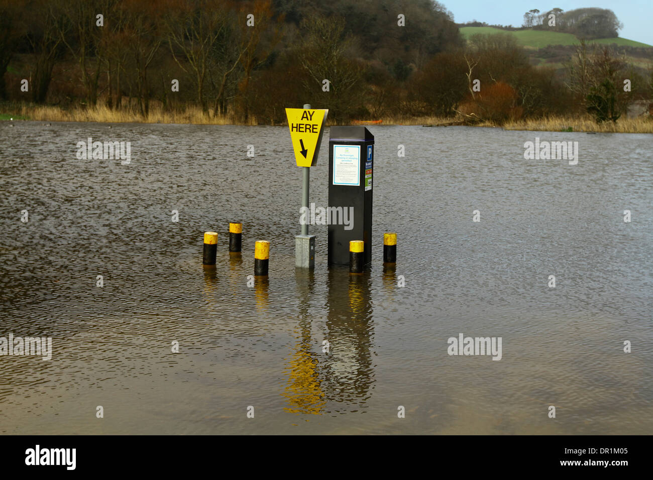 Überfluteten Parkplatz Fahrkartenautomat als Insel Devon Überschwemmungen Stockfoto