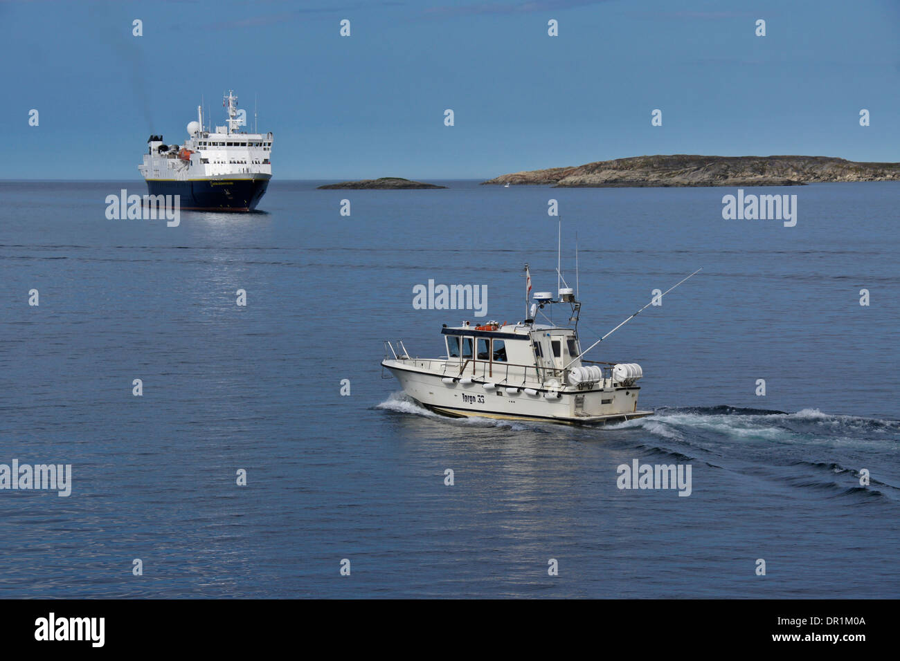 Angelboot/Fischerboot und National Geographic Explorer Kreuzfahrtschiff im Hafen, Sisimiut (Holsteinsborg), Westgrönland Stockfoto