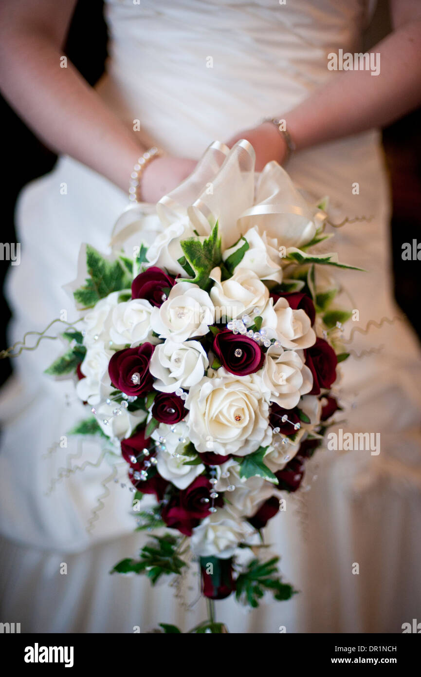 Hochzeit Bouquet von roten und weißen Blumen Braut mit Efeu gehalten. Stockfoto
