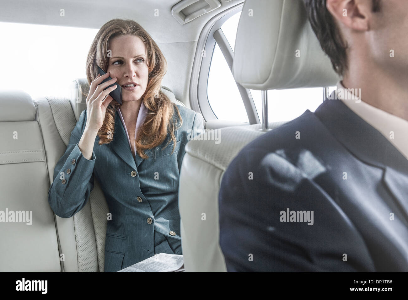 Geschäftsfrau, reden über Handy im Auto Stockfoto
