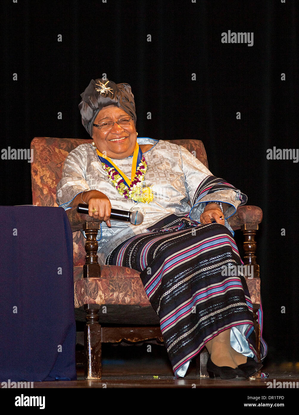 9. April 2009 - Berkeley, Kalifornien, USA - liberianischen Präsidentin ELLEN JOHNSON-SIRLEAF ihres Landes Kampf für Frieden und Gerechtigkeit als Teil einer Serie, veranstaltet von der Human Rights Center an der University of California, Berkeley, diskutiert "Zeugnis auf Gräueltat: A MacArthur Symposium am International Criminal Justice." Die "Eiserne Lady" genannt, ist Ellen Johnson-Sirleaf Afrikas Stockfoto