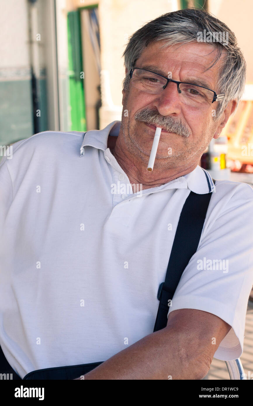 Foto von einem senior Raucher Mann mit Zigarette. Stockfoto