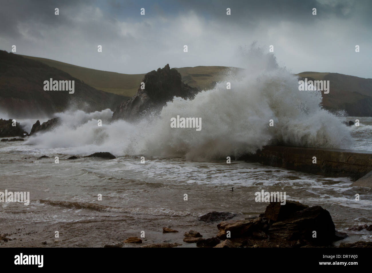 Stormy Seas Hope Cove Absturz über Deich Stockfoto