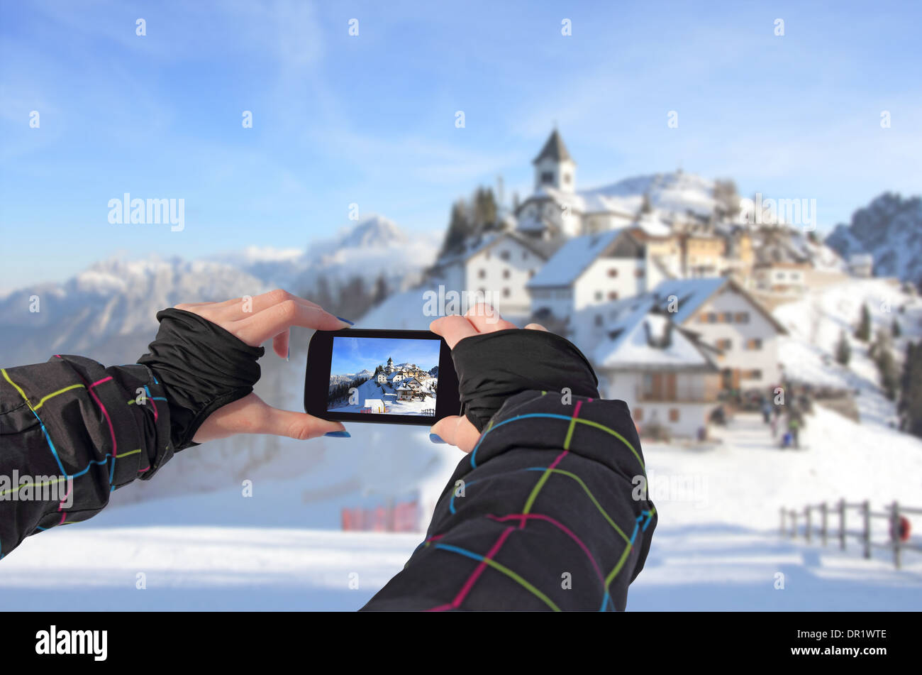 Fotografieren eine Handy, Winterlandschaft, idyllischen Dorf Monte Lussari, Italien Stockfoto